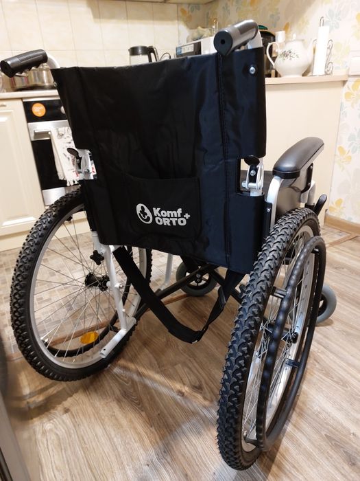 Кресло коляска, прогулочная, есть вторая, шины другие комнатные