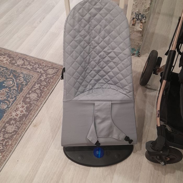 Продам коляску и шезлонг.