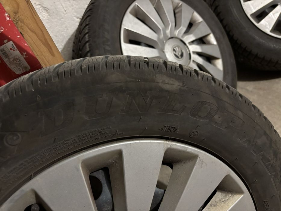 Железни джанти с гуми и тасове