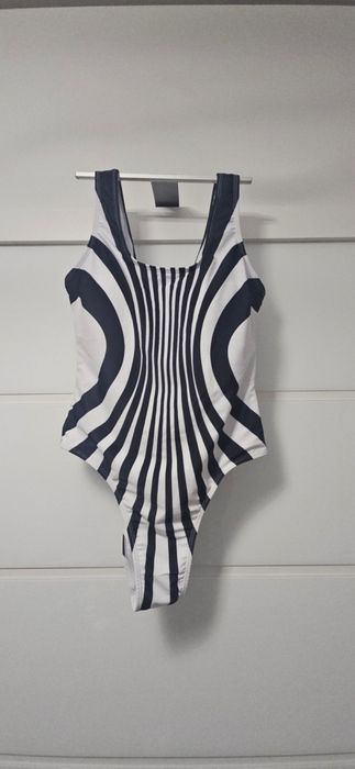 Costum de baie alb cu negru