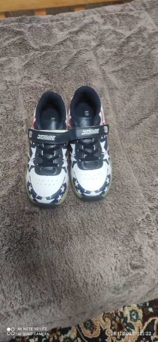 Продаются кросовки с роликом кожаные с подсветкой корейские 3 шт.