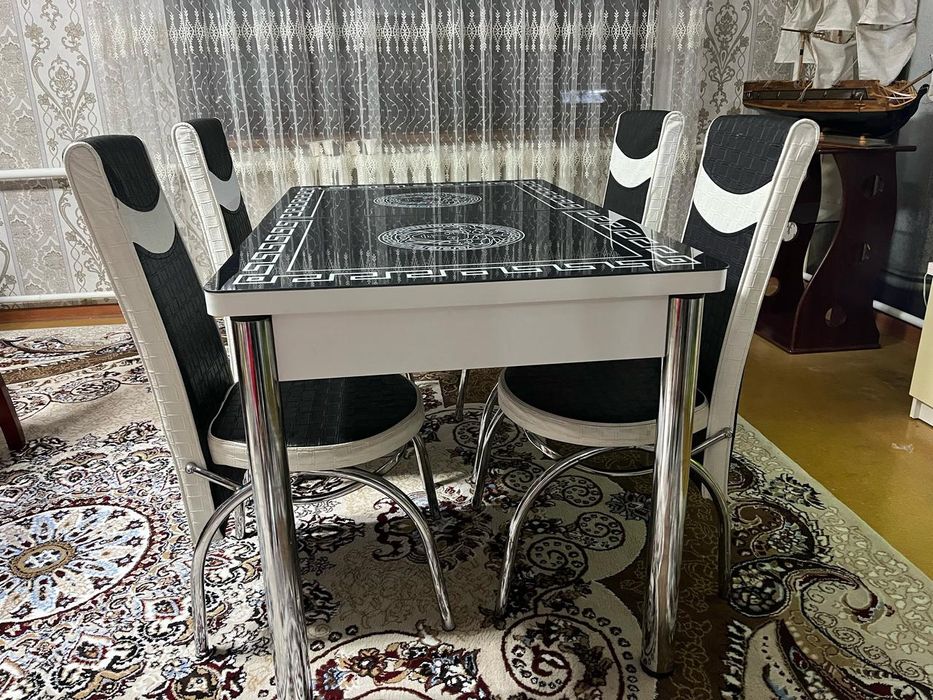 Продаю стол с стульями Срочно!!!