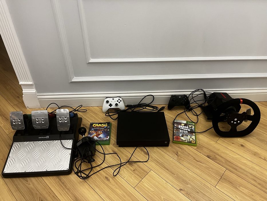 Xbox one x 1 tb 4 k UHD с играми