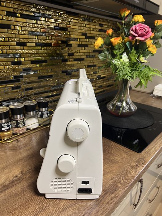 Masina de cusut portabilă electrică