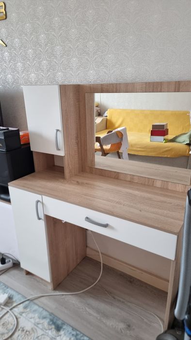 Продам туалетный столик