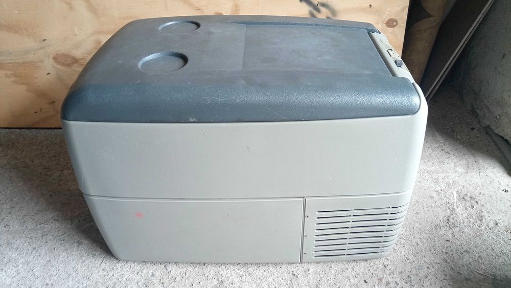 Компресорен хладилник WAECO за каравана/кемпер на 12/24 волта