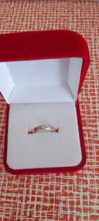 Продам обручальное кольцо с бриллиантом р.16 за 48000 тенге.