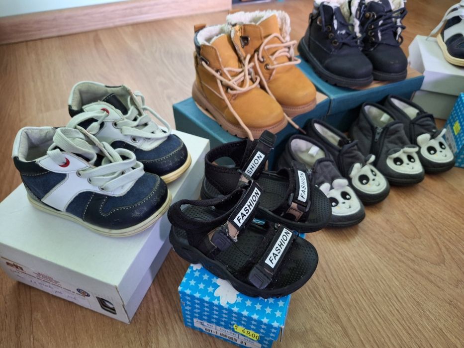 Incaltaminte copii + cadou jucarie locomotiva cu maner