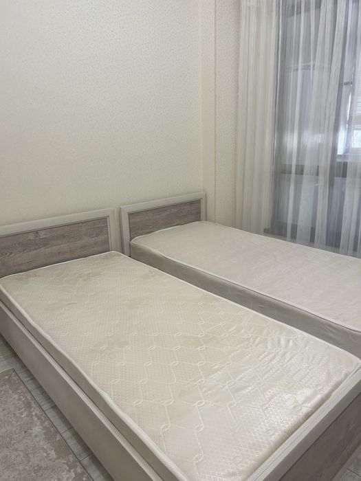 Кровати  односпальные с матрасом 2 шт