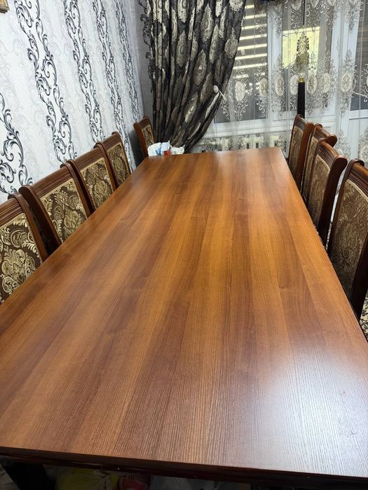 Срочно продам стол и 12 стульев .