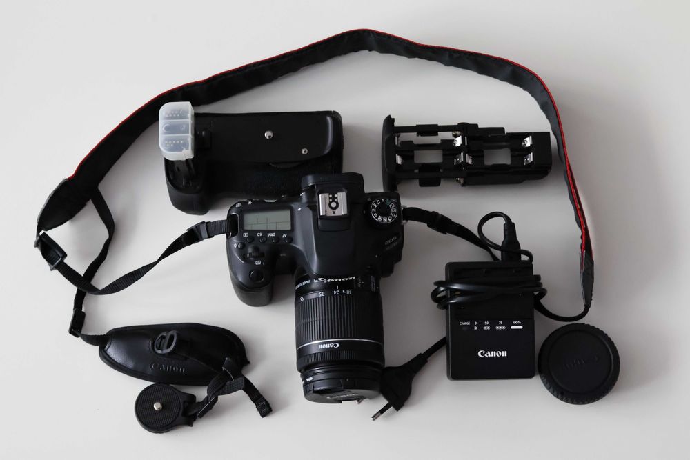 Aparat foto Canon 80D cu obiectiv 18-55mm