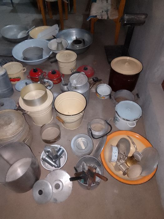 Посуды и  тазик   б у