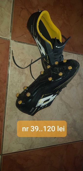 Ghete de  fotbal pentru copii pentrubiarba si teren sintetic