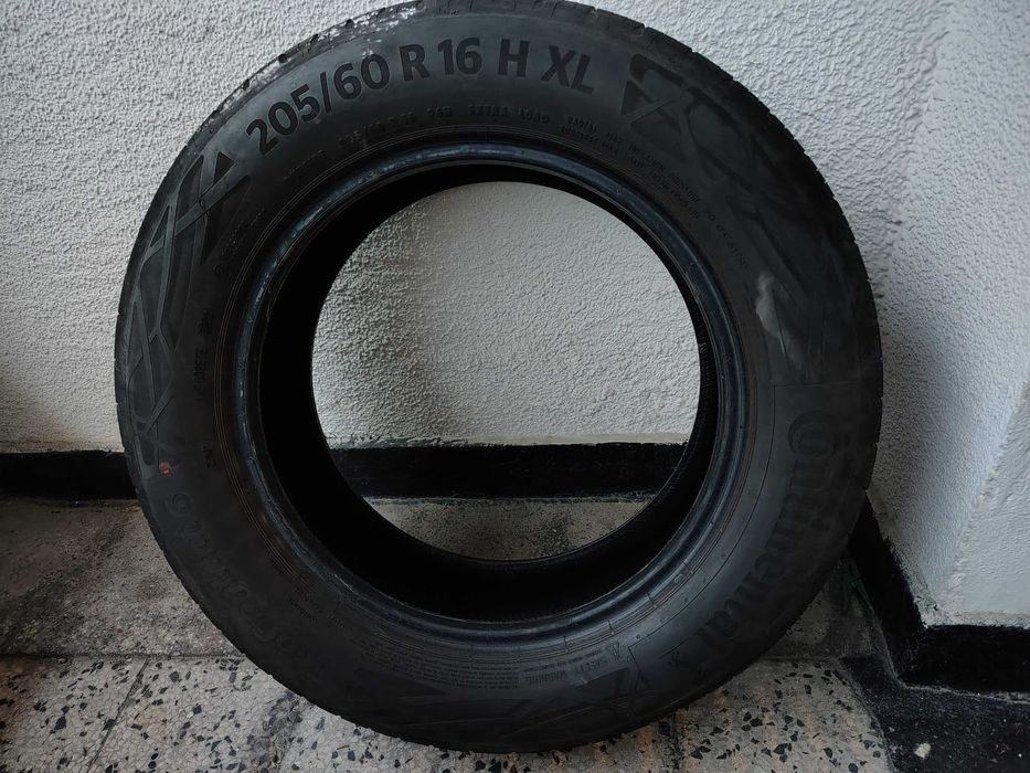 Продавам 2 броя гуми.