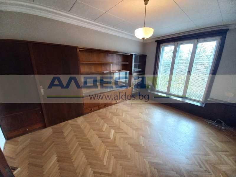 Аристократичен апартамент с три спални до Докторски паметник!