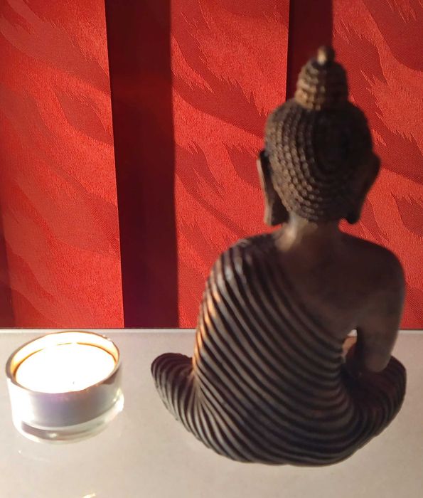 Statuetă Buddha meditând , cu un suport lumânare .Înălțime 15 cm.