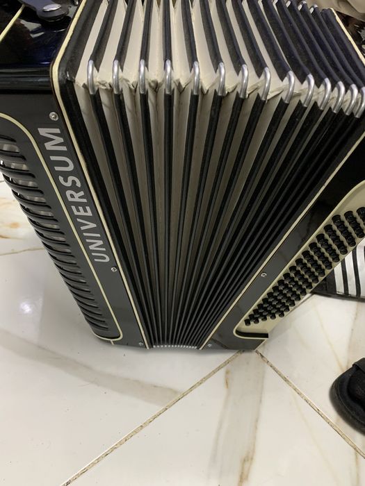 Acordion ca nou al dau ca meam loat altul mai nou pretul este negocebi