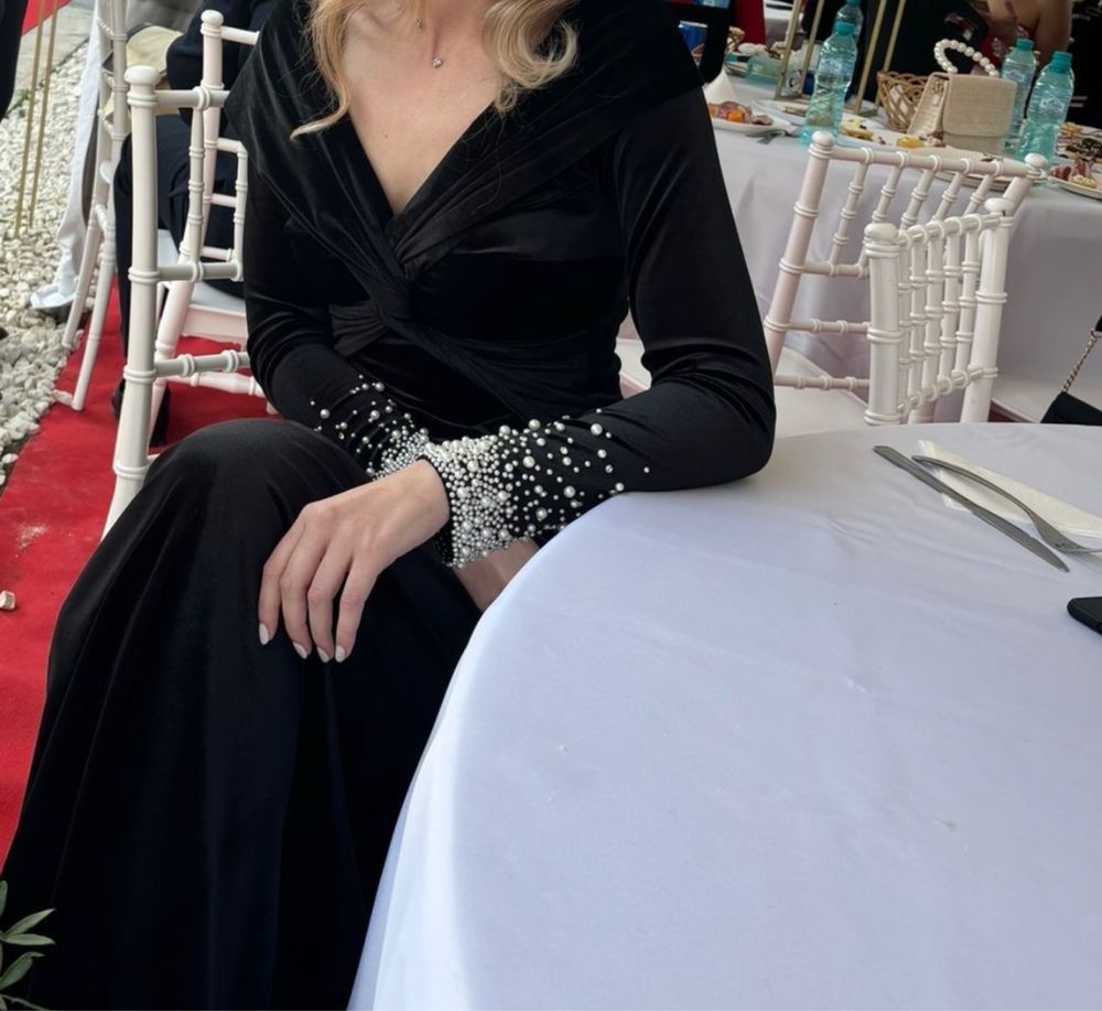 Rochie lungă din catifea neagră, detalii cu perle