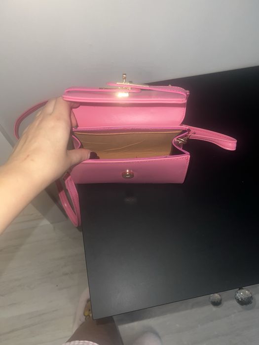 Бонбонено розова чанта Guess