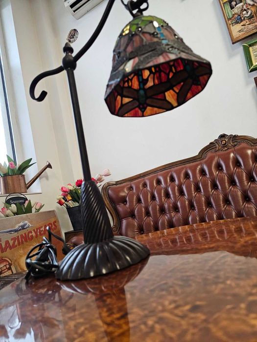 Витрина с метален обков