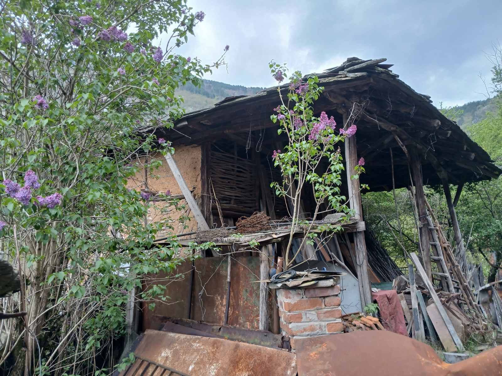 Продава  се къща в село Наречен