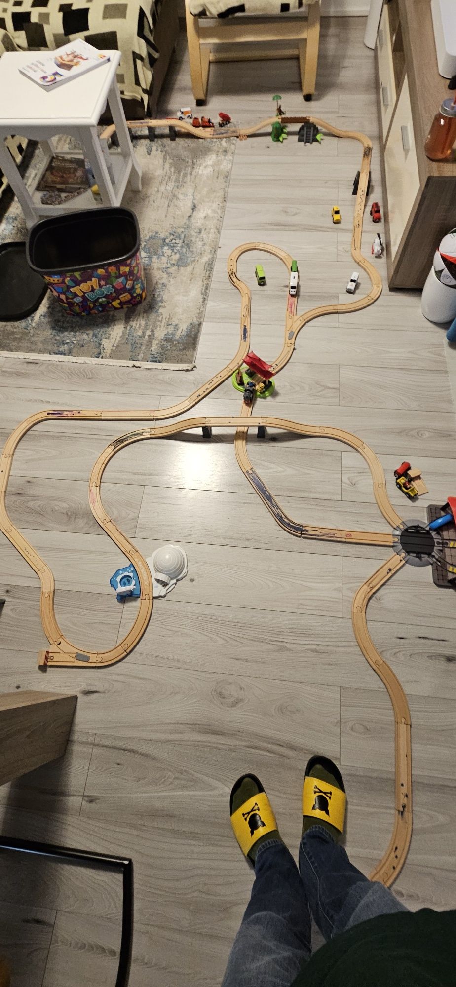 Sine de tren din lemn cu gara + tren