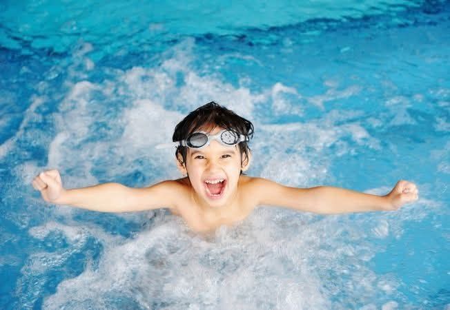 Cursuri înot și acomodare copii în bazin