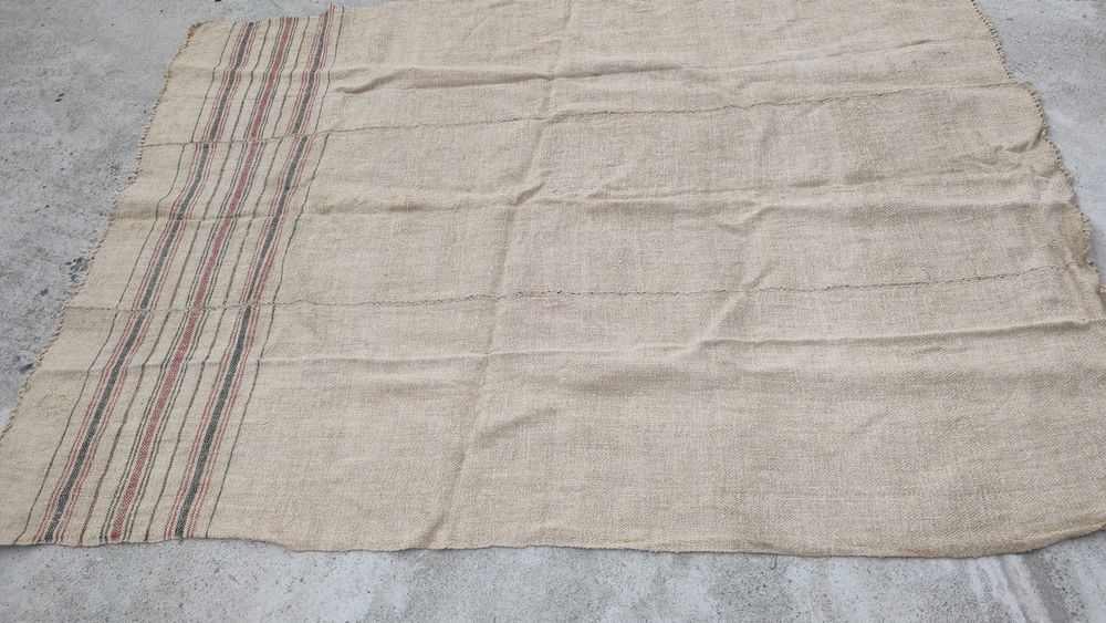 Față de masă veche țesută manual la război din cânepă