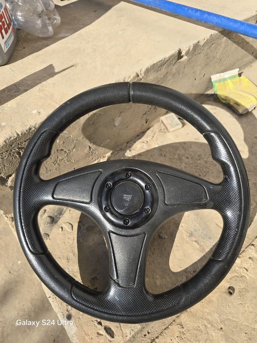 Rul faqat juguliga turi keladi