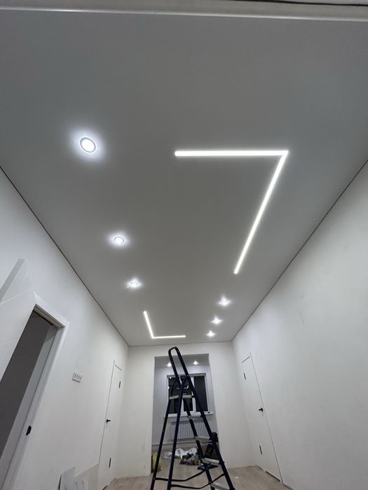 Натяжной потолок световыйе линий магнитный трег поряший теневой