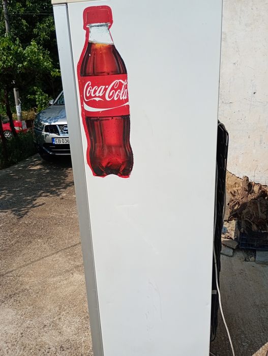 Продавам два броя хладилни витрини и фризери