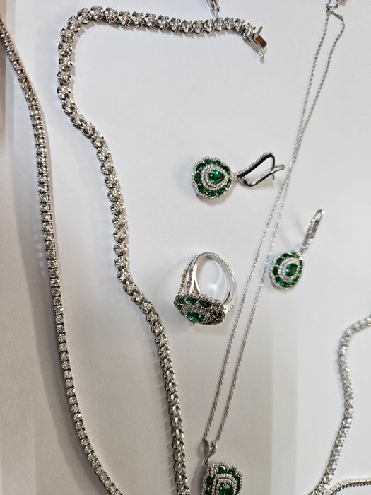 Vand set bijuteri Aur Diamante 18k 62 grame.