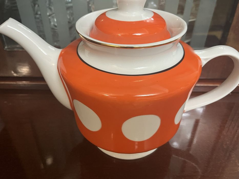 Чайник фарфоровый, супница, горшочки для запекания