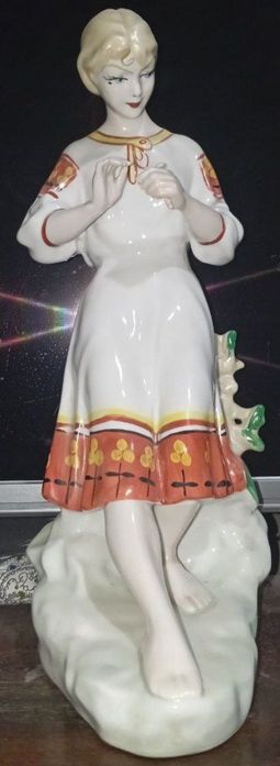 Продам статуэтку "Девушка с ромашкой" или "Любит не любит"