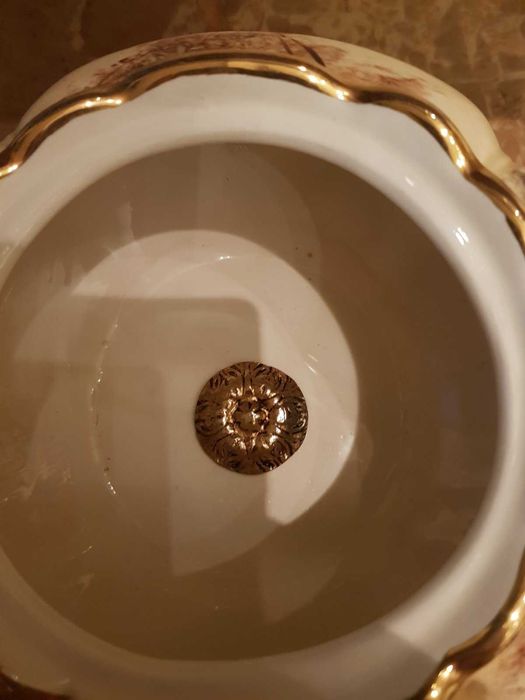 Луксозна Порцеланова Бонбониера с Бронзова Основа и Дръжки