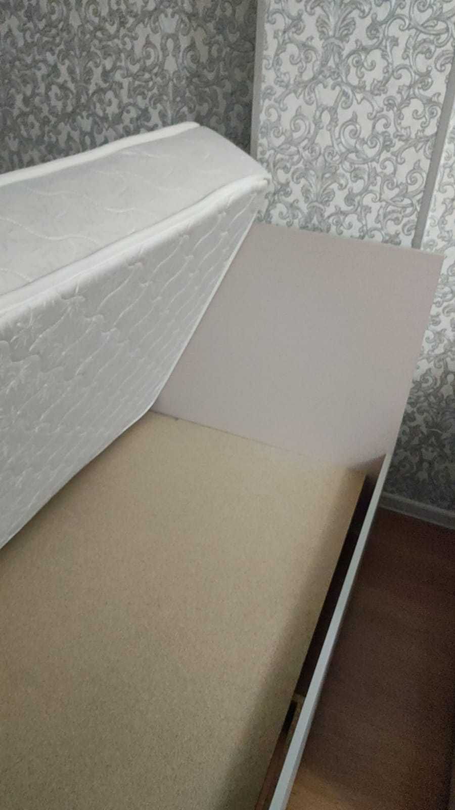 Односпальная кровать с ортопедическим матрасом