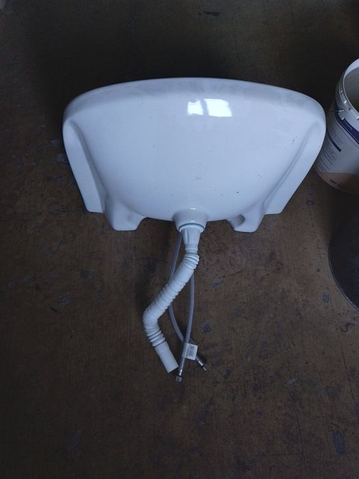 Vând chiuveta cu picior