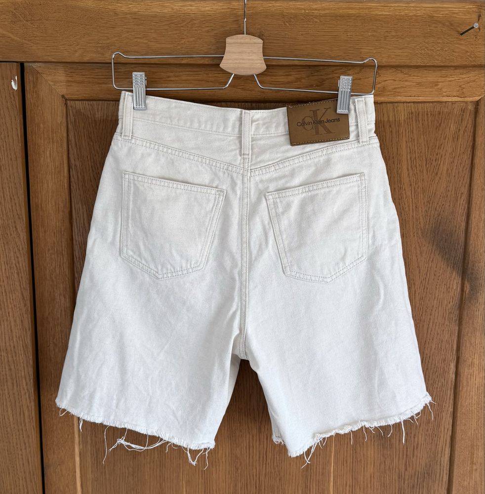 Calvin Klein Jeans бежови бермуди с лен