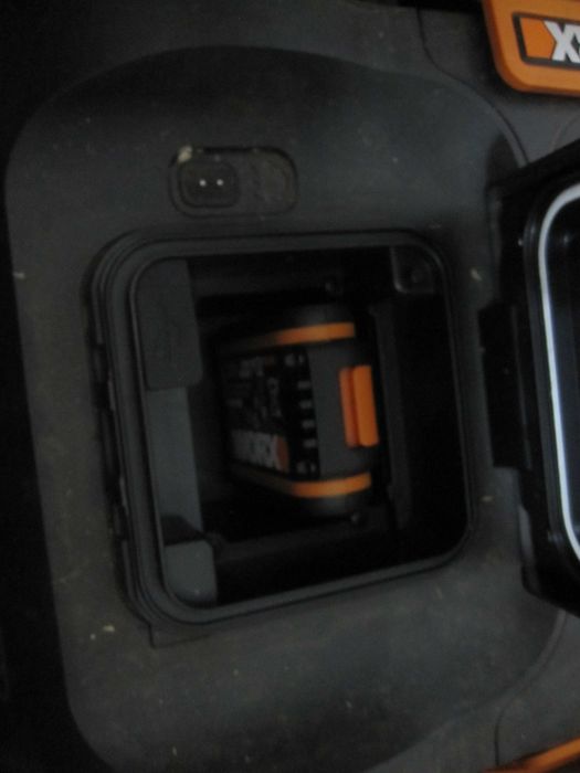 Robot tuns iarba Worx M500 v2 20 V 2 Ah lățime de tăiere 18 cm 9,1 kg