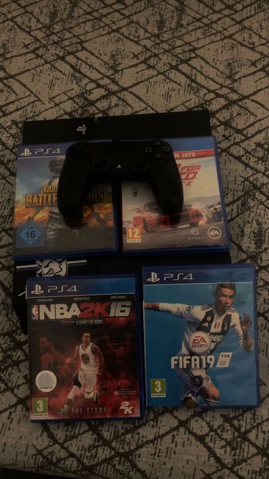 PlayStation 4 с игри и един джойстик