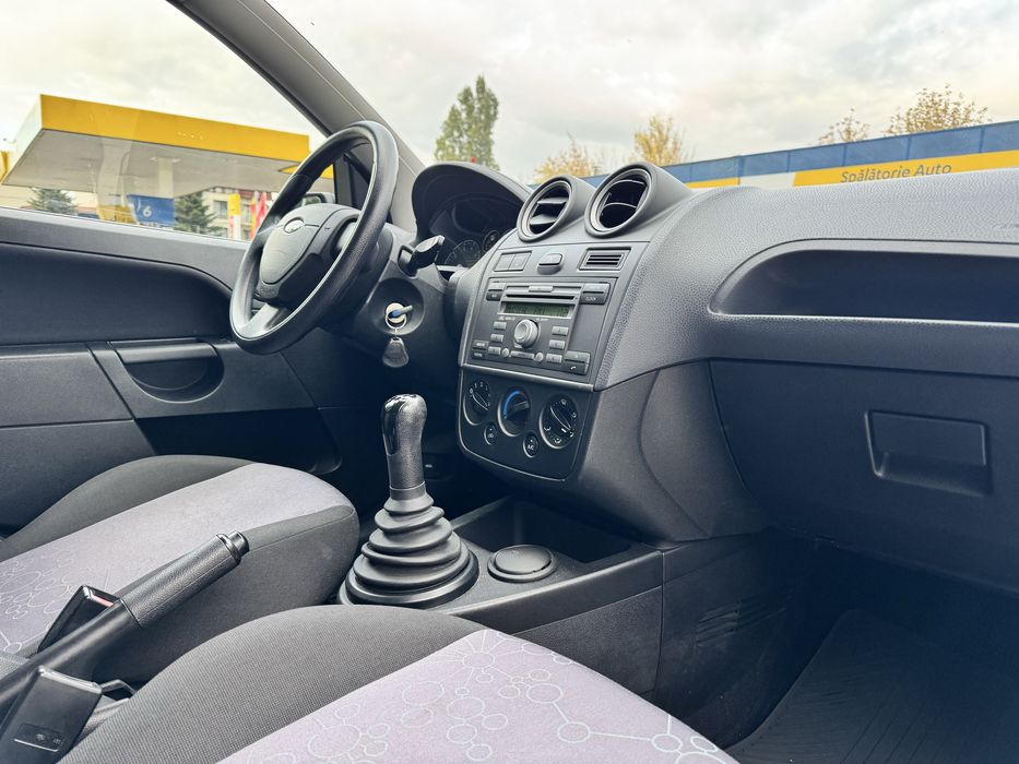 Ford fiesta cu doar 50.000 km 2090€