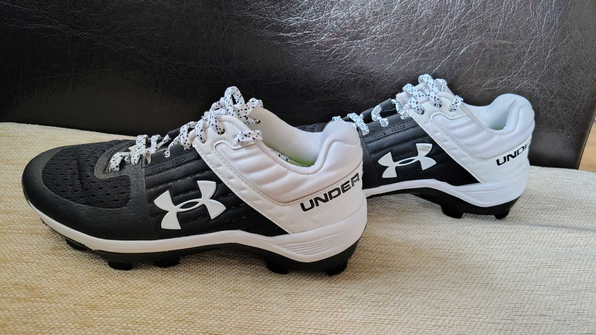Футболни обувки Under Armour кожени бутонки, бяло и черно 36.5/23.5 см