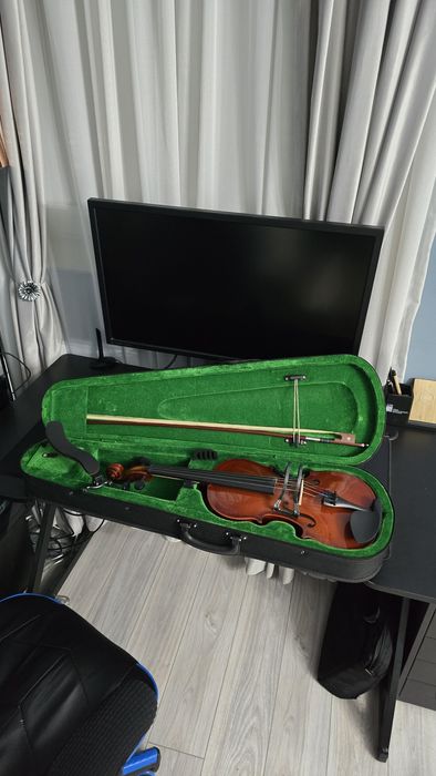 Vând vioară 4/4 marca Flame