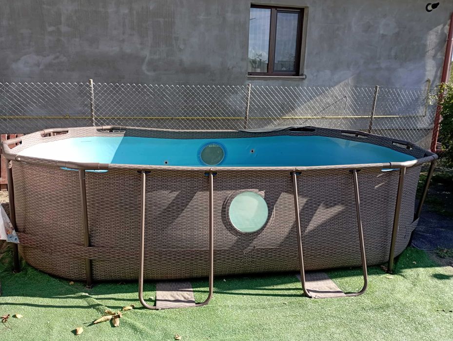 Piscina mare de familie
