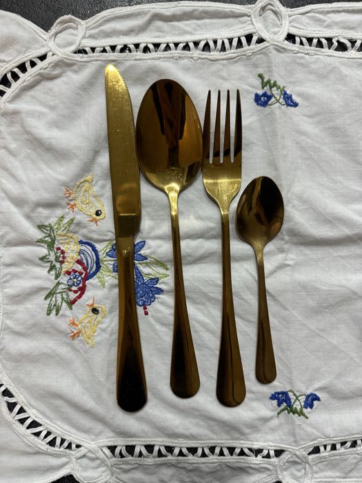 Столовые приборы золотистого цвета
