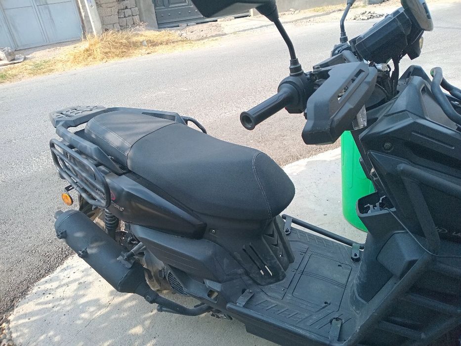 Qora tank skuter