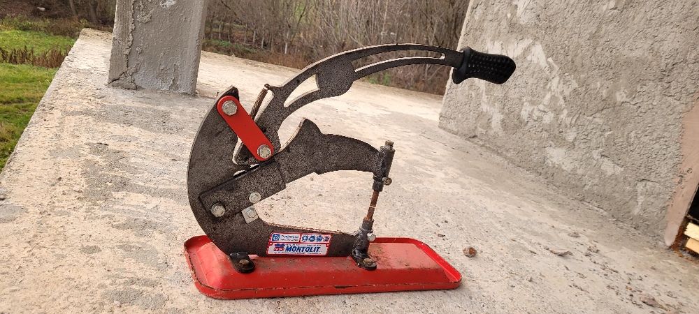 Vând mașină de tăiat țiglă