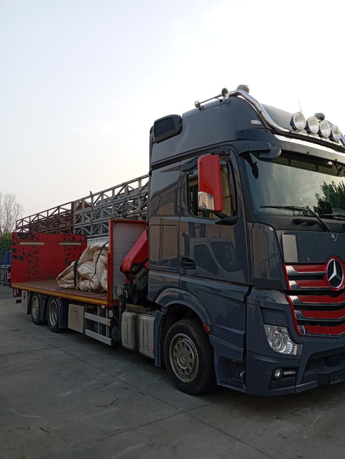 Mercedes  ACTROS с кран и падащ борд