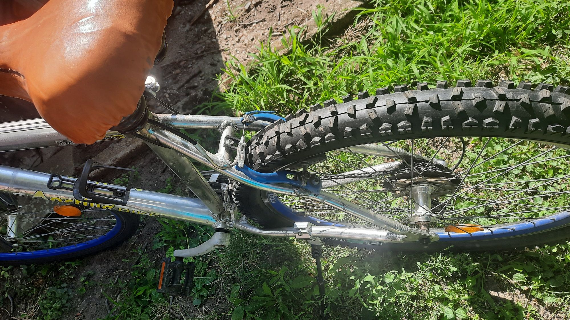 Vând bicicletă de 26inch  cadru aluminiu