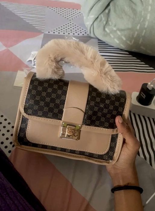 дамска чанта с пух